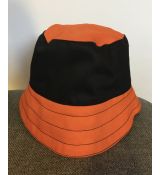 klobouček oranžovo-černý